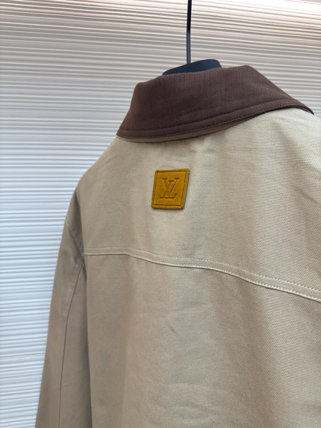LOUIS VUITTON bamboo martin denim jacket ●Authentic product: 22600 purchased and developed ●Item number: 1680310-C55 ●Fabric: small martin yarn-dyed fabric ●Technology: made on positioning cutting machine ●Version: fitted version ●Weight: about 860 grams ●Size: 44-46-48-50 ●Description: The fabric is made of Little Martin yarn-dyed fabric, the warp and weft yarns are 7s+7s double-twisted, the fabric is made of long lathe dyeing process, the color of the bulk fabric is custom-dyed, the small jacquard fabric for the collar is custom-woven, the back pockets are made of domestic high-speed machines, mercerized tatami The embroidery method is matched with rayon twill satin lining. The back square leather tag is made of two-layer cowhide and pressed with an embossed mold. The I-shaped buckle and rivets are made of antique gold-plated bases. The interior is inlaid with polished high-gloss mother-of-pearl. The shells are laser-engraved with letter patterns. The overall routing is straight and delicate, the fabric is comfortable and soft, the color is consistent and there is no color difference, it can be matched with the same style to create a fashionable look, and can be used in various occasions, customized accessories, complete with three standards, the same style for men and women!
